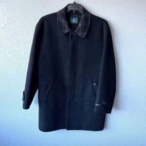 Maestro mens Size L black coat with plaid lining and collar